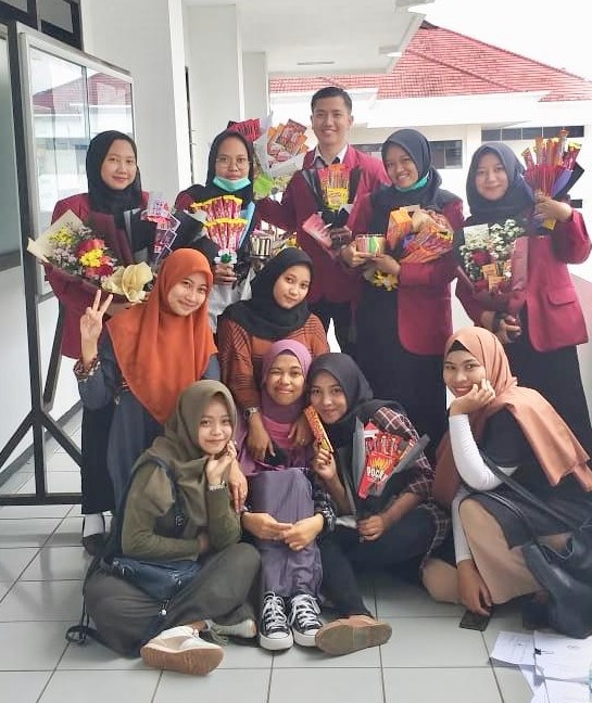 Gelar Sempro Perdana: Mahasiswa Prodi PPKn Rencan Penelitian Di Thailand